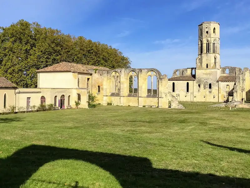 Die majestätischen Ruinen der romanischen Abbaye La Sauve Majeure auf einer Wiese im Weinbaugebiet Entre-Deux-Mers, welche wir auf unserer Studiosus Gruppenreise besuchen.