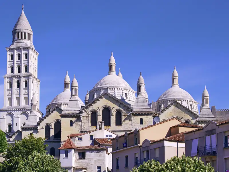 Die eindrucksvolle Kathedrale Saint-Front in Périgueux mit ihren weißen Kuppeln bei blauem Himmel, ein Highlight der Studienreise.