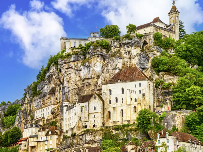 Der wildromantisch gelegene Wallfahrtsort Rocamadour im Périgord mit seinen an die Felswand gebauten historischen Häusern, ein Anblick, den wir auf unserer Gruppenreise mit Studiosus nach Frankreich genießen.
