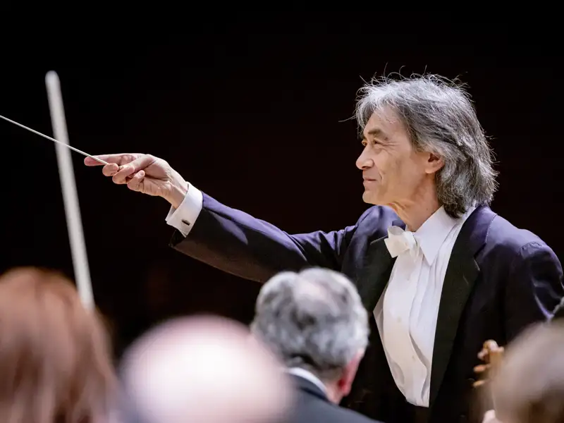 Dirigent Kent Nagano leitet im Frack konzentriert das Deutsche Symphonie-Orchester beim Kissinger Sommer, ein Highlight auf unserer Eventreise mit Studiosus.