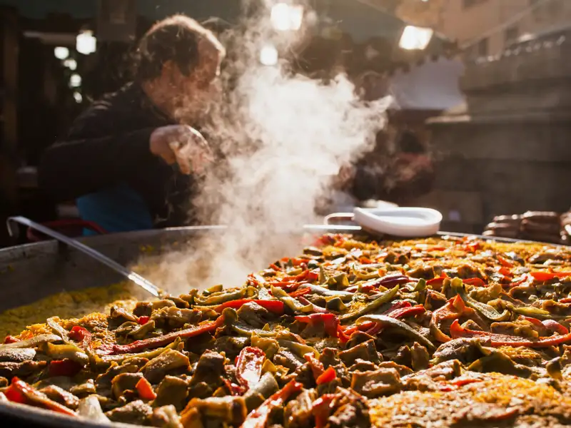 Im Dorf El Palmar wurde der kulinarische Exportschlager der 
Region erfunden: die Paella! Sicher genießen auch wir auf unserer zehntägigen Studienreise dieses hervorragende Gericht!