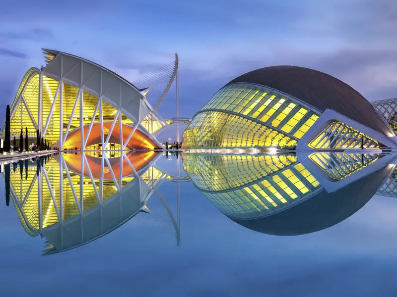 Entdecken Sie auf dieser fünftägigen Städtereise nach Valencia gemeinsam in kleiner Gruppe und mit Studiosus-Reiseleitung die Sehenswürdigkeiten von Valencia, etwa die beleuchteten Gebäude der Stadt der Künste und Wissenschaften in der Dämmerung.