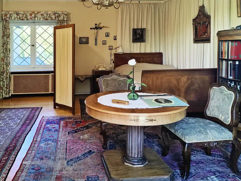 Auf unserer Studienreise mit Studiosus bekommen wir einen Einblick in das private Schlafzimmer von Konrad Adenauer in seinem Wohnhaus in Rhöndorf mit historischen Möbeln und Teppichen