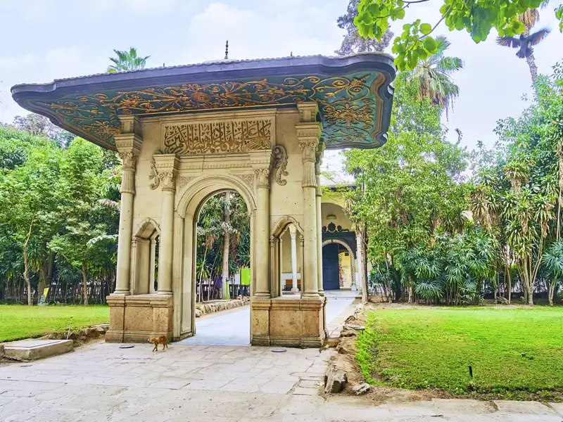 Prunkvolles Tor im osmanischen Stil mit Kalligraphie im tropischen Garten des Manial-Palasts auf der Nilinsel Roda in Kairo, ein Ausflug auf unserer Gruppenreise mit Studiosus nach Ägypten