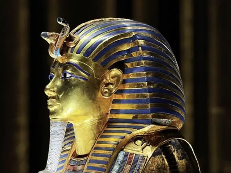 Seitenansicht der goldenen Totenmaske von Tutanchamun im GEM, ein Höhepunkt jeder Studienreise nach Ägypten.