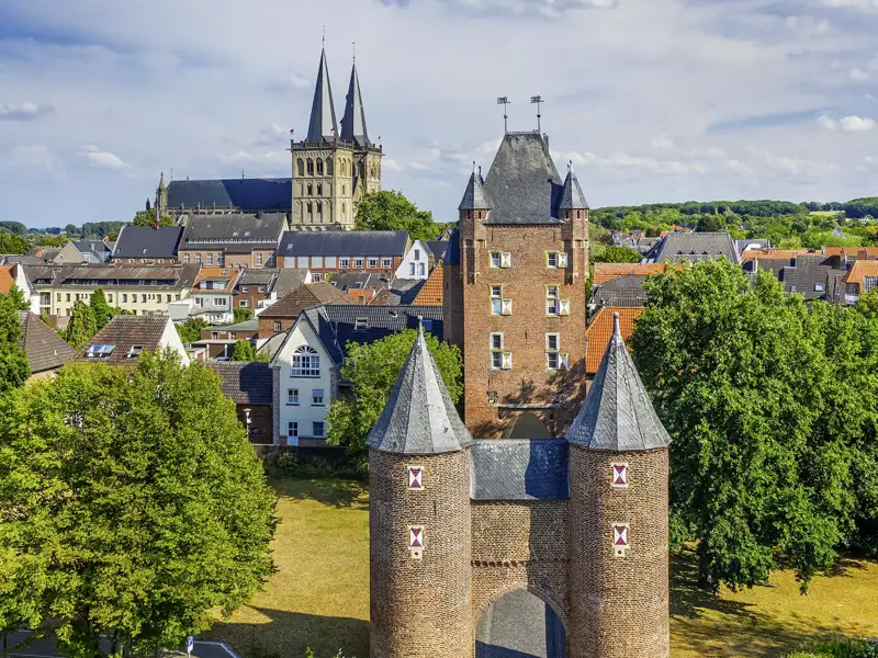 Blick auf die Altstadt von Xanten mit dem Klever Tor im Vordergrund und dem Dom St. Viktor im Hintergrund am Niederrhein, ein toller Anblick auf unserer Studienreise mit Studiosus.