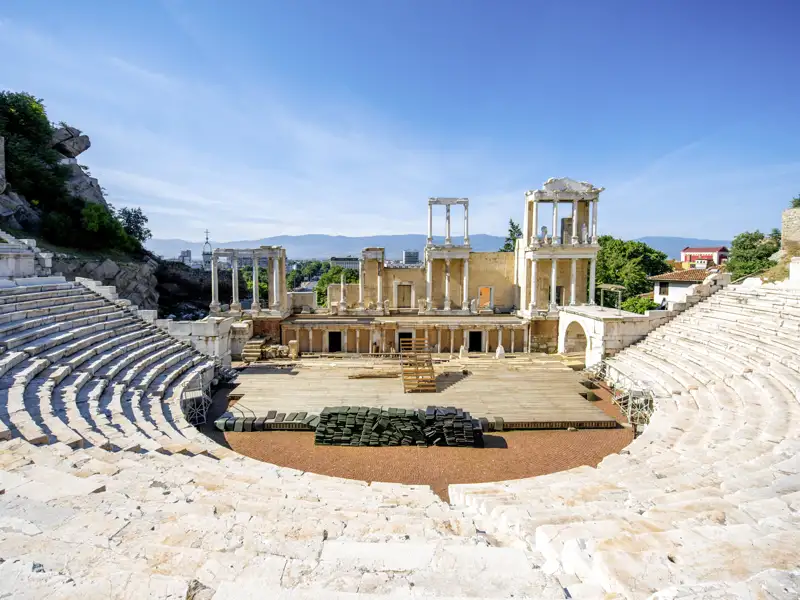 Das antike römische Theater in Plovdiv bei Sonnenschein, Kulisse für die Oper Aida während der Eventreise in Bulgarien.