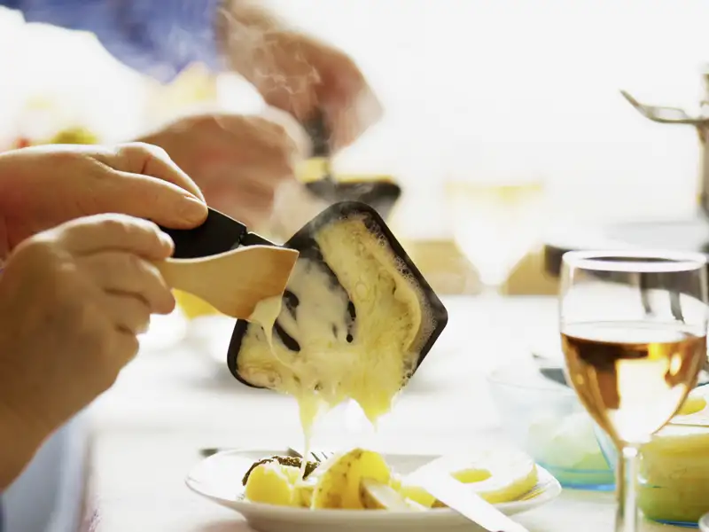Genießen Sie mit Studiosus die Schweiz, auch kulinarisch. Auf Ihrer Rundreise laden wir Sie auch einmal zum Raclette-Essen ein.