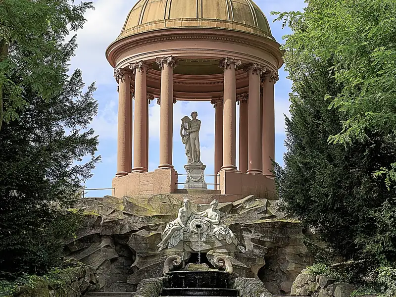 Klassizistischer Apollotempel mit Apollo-Statue und Brunnenanlage im weitläufigen Schlossgarten Schwetzingen bei Heidelberg, ein toller Anblick auf unserer Gruppenreise mit Studiosus.