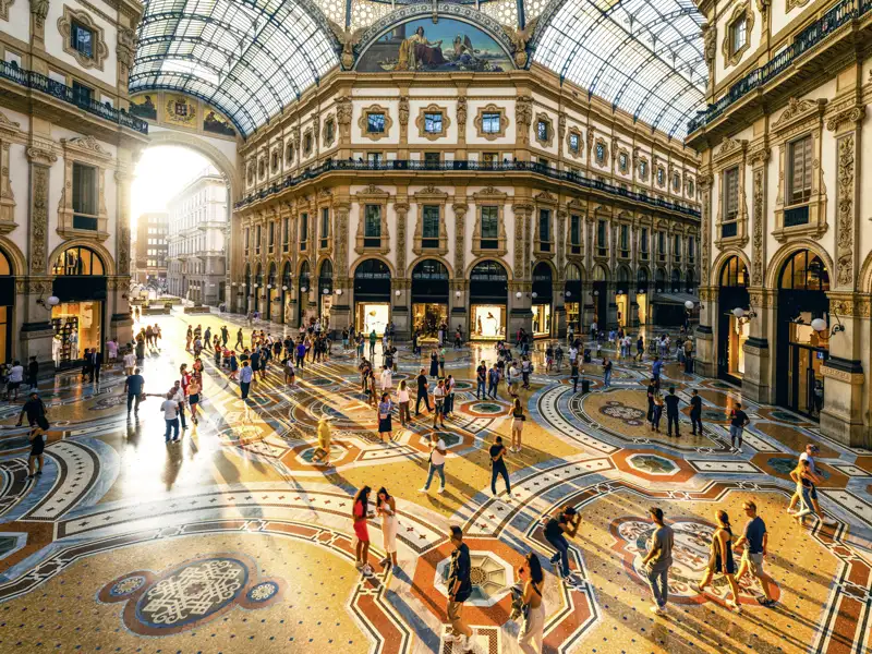 Die imposante Galleria Vittorio Emanuele II in Mailand mit Mosaikboden und Glasdach, von der Abendsonne in goldenes Licht getaucht, ein Highlight unserer Gruppenreise mit Studiosus.