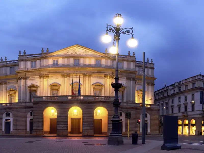 Das weltberühmte Opernhaus Teatro alla Scala in Mailand, stimmungsvoll beleuchtet in der Abenddämmerung, ein Highlight unserer Gruppenreise mit Studiosus nach Italien.