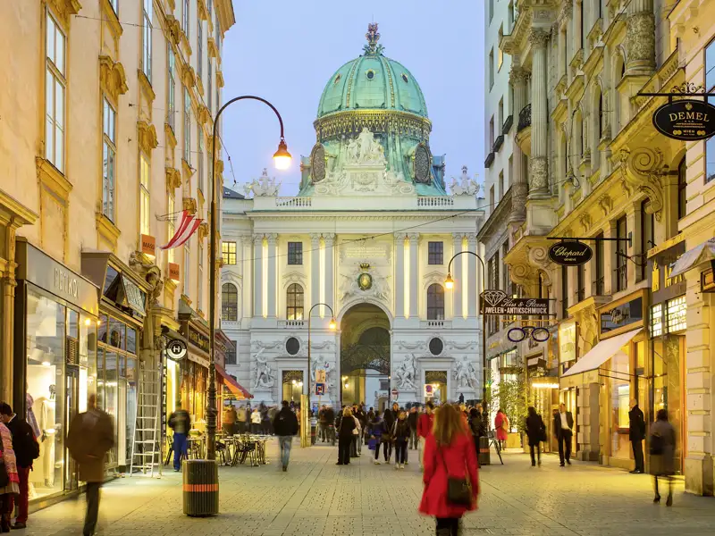 Entdecken Sie auf dieser CityLights-Städtereise die österreichische Hauptstadt Wien. Die vornehme Einkaufsmeile Kohlmarkt führt direkt zur Hofburg.