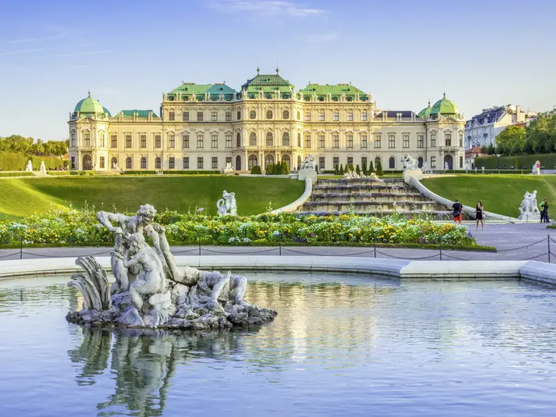 Von unserem Hotel ist es nur ein kurzer Spaziergang zum Schloss Belvedere mit seinen Gärten und Brunnen. Im Museum erwarten Sie hochkarätige Kunstwerke der Wiener Moderne, so zum Beispiel von Gustav Klimt und Egon Schiele.