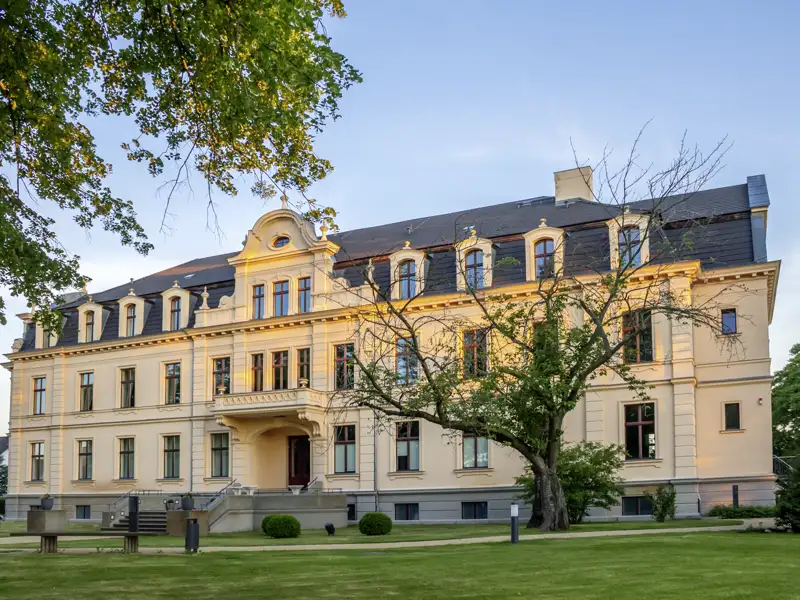 Das historische Schloss Ribbeck im Havelland, ein Schauplatz aus Theodor Fontanes Ballade, in der warmen Abendsonne, ein toller Anblick auf unserer Studienreise mit Studiosus.
