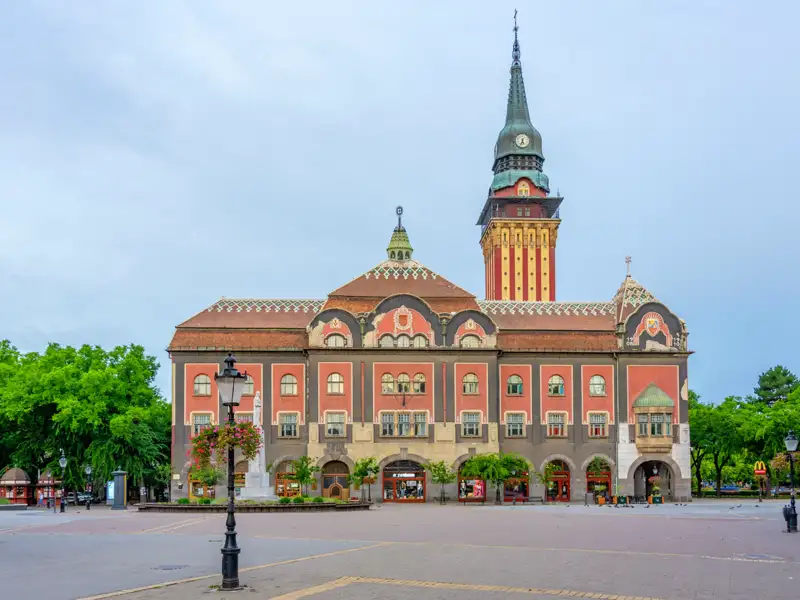 Auf unserer Gruppenreise mit Studiosus sehen wir das prachtvolle Rathaus von Subotica in Serbien, ein Hauptwerk des ungarischen Jugendstils.