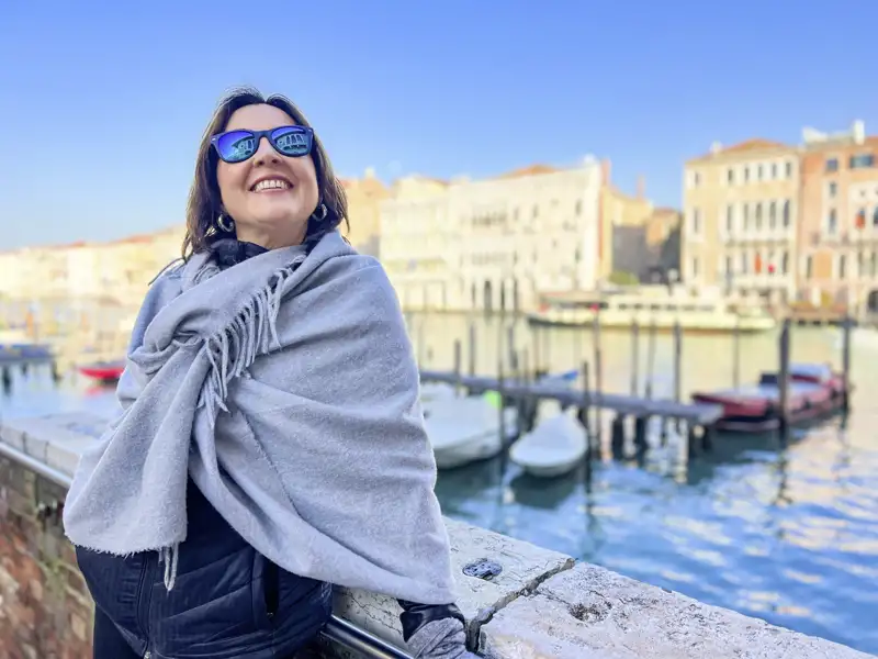 Auf unserer Gruppenreise nach Venedig genießen wir die Sonne am Kanal, während einer Erkundung der malerischen Wasserstraßen der Stadt.