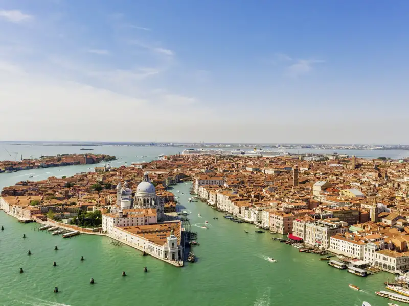 Auf Ihrer Studienreise können Sie die traumhafte Stadt Venedig bestaunen. Besuchen Sie den Canal Grande und die Santa Maria della Salute.