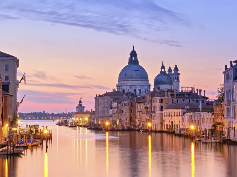 Auf Ihrer Eventreise nach Venedig genießen wir die Abendstimmunfg am Canal Grande in Venedig.