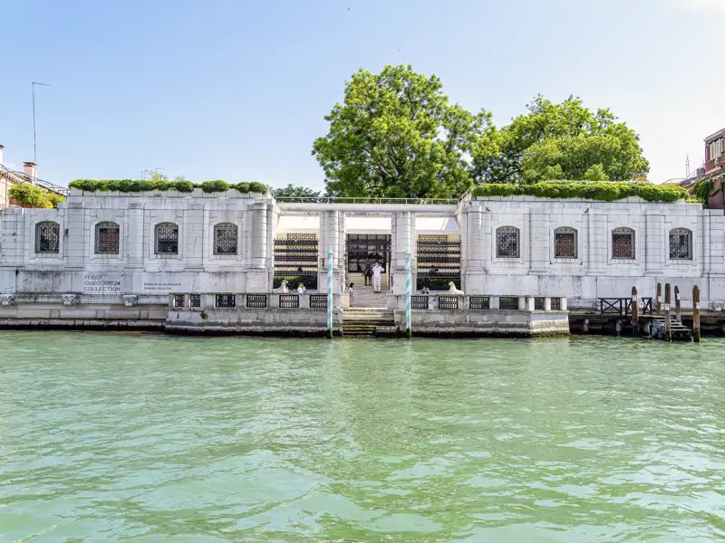 Die Peggy Guggenheim Collection am Canal Grande in Venedig, ein Höhepunkt der Studienreise, bei Sonnenschein vom Wasser aus gesehen.