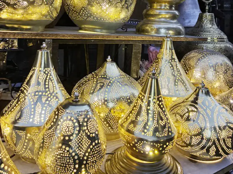 Im Rahmen der Eventreise können Sie kunstvoll gefertigte, goldene Lampen auf dem Chan el-Chalili Basar erwerben.