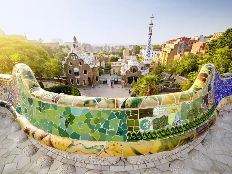 Erkunden Sie auf der Kultimer-Städtereise nach Barcelona die bunten Mosaiken im Park Güell!