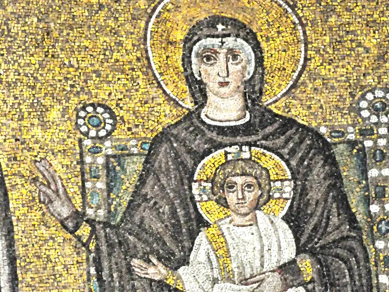 Bestaunen Sie das detailreiche byzantinische Goldmosaik der thronenden Madonna mit Kind in der Basilika Sant'Apollinare Nuovo in Ravenna auf Ihrer Studiosus-Gruppenreise.
