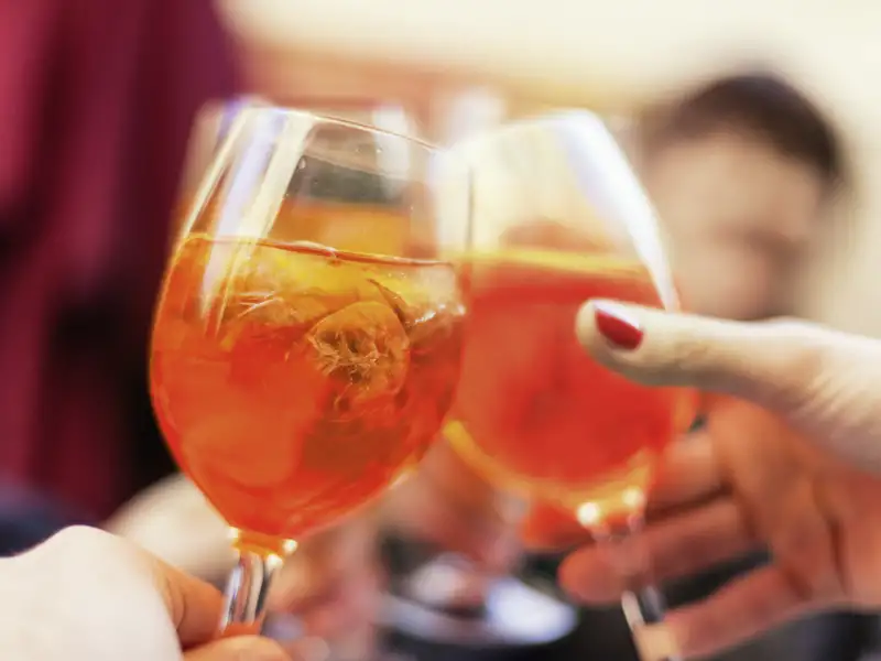 Cincin! Mit Aperol-Sprizz stoßen wir gemeinsam auf unsere schöne Städtereise nach Ravenna an.