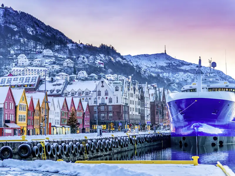 Auf unserer Eventreise durch Norwegen lassen wir uns von den eingeschneiten Wintersiedlungen verzaubern, während wir durch die kleinen Orte spazieren