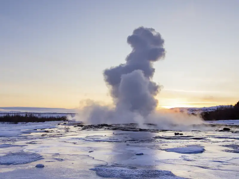 Die Erde unter Island brodelt. Der Gysir Strokkur schießt regelmäßige Dampfwolken gen Himmel. Ein Spektakel, das wir auf unserer Silvesterreise erleben werden.