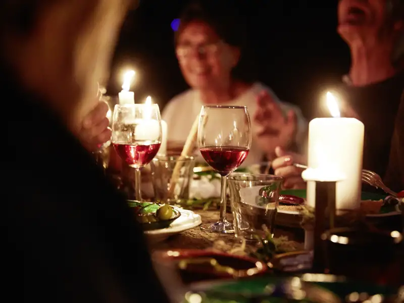 Auf unserer Silvesterreise genießen wir einige festliche Abendessen, bei dem sich die Gruppe bei einem Glas Wein kennenlernen und über den Tag austauschen können