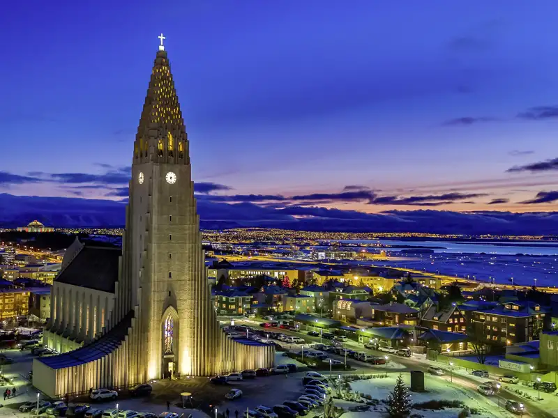 Auf unserer Isalnd-Silvesterreise mit kultimer bummeln wir durch Reykjavik und schauen bei der imposanten Hallgrimskirche vorbei.