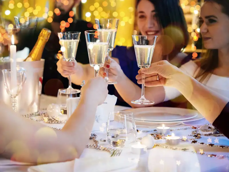 Zum Abschluss unserer Silvesterreise stoßen wir zusammen mit anderen Studiosus-Reisenden auf das neue Jahr an!
