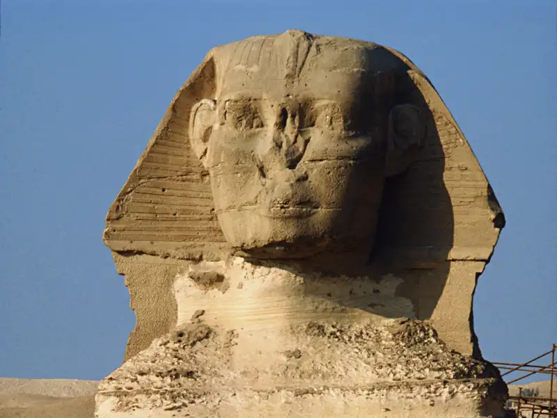 Wir schauen uns die berühmte Sphinx von Gizeh an.