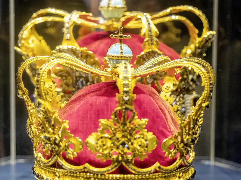 Goldene Krone mit Juwelen und rotem Samt, ausgestellt in der Schatzkammer von Schloss Rosenborg in Kopenhagen, ein Highlight unserer Studienreise mit Studiosus.