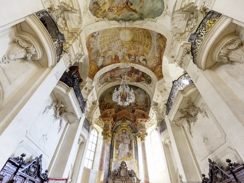 Bestaunen Sie die prunkvolle Decke der St.-Niklas-Kirche in Prag auf Ihrer Gruppenreise.