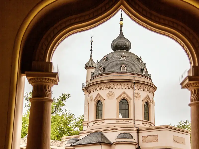 Wir werden auf unserer Studiosus Eventreise eine orientalisch anmutende Moschee mit Kuppel und Minaretten im Schlossgarten Schwetzingen sehen.