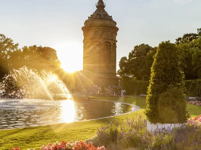 Wir besichtigen auf unserer Studiosus Eventreise den Mannheimer Wasserturm am Friedrichsplatz.