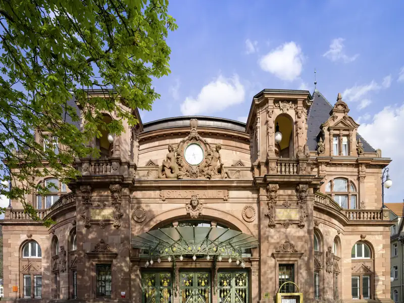 Die prachtvolle Jugendstil-Fassade der Stadthalle Heidelberg, ein zentraler Veranstaltungsort für Konzerte und Kultur und ein Mittelpunkt unserer Studiosus Eventreise.