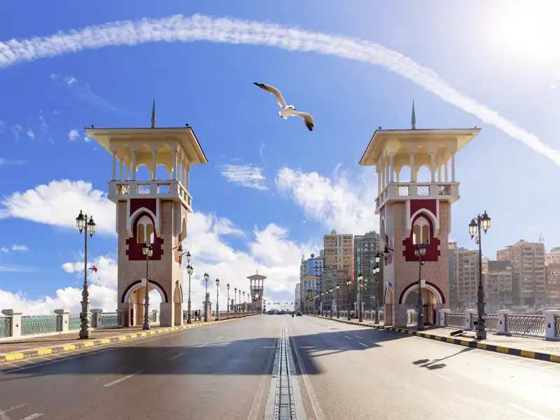 Die Türme der Stanley-Brücke in Alexandria, ein Highlight einer Studiosus Eventreise in Ägypten, bei strahlend blauem Himmel.