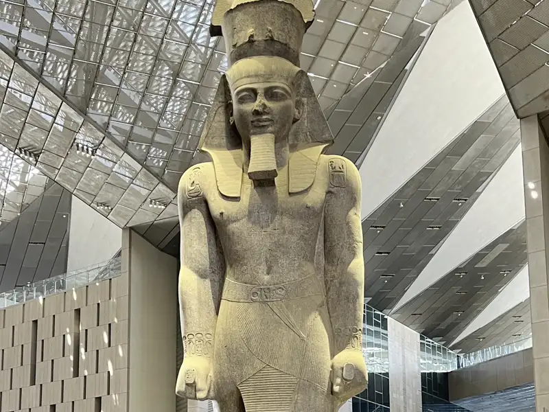 Auf unserer Studiosus Studienreise besuchen wir das Große Ägyptische Museum (GEM) in Kairo und erfahren die Hintergründe der Ramses Statue.