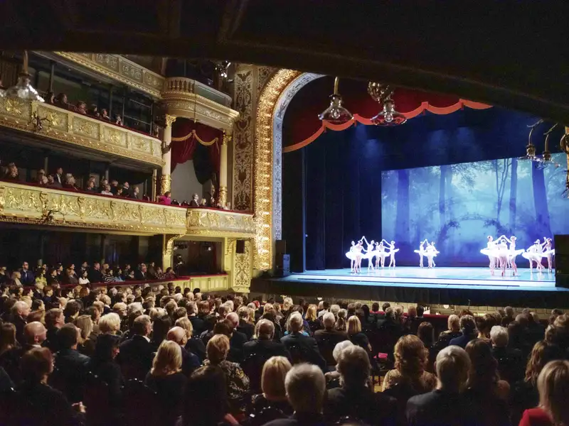 In einem prunkvollen Opernhaus im Baltikum, kann die Studiosus Reisegruppe während ihrer Eventreise in die Welt des Ballets eintauchen.