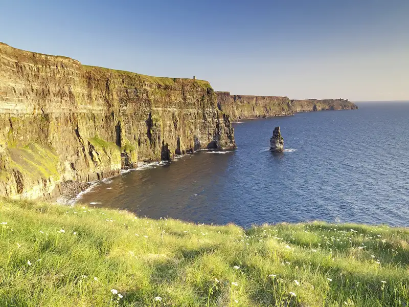 Ein Höhepunkt unserer Studiosus Studienreise durch Irland ist der Besuch der Klippen von Moher, die 200 m senkrecht aus dem Atlantik aufragen.