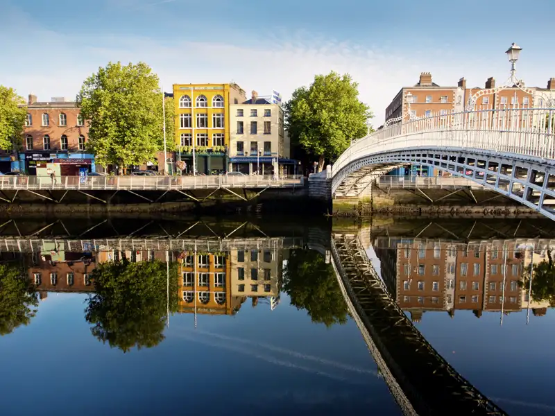 Auf dem Rundgang durch Dublin während unserer Eventreise mit Studiosus sehen wir die Wahrzeichen der Hauptstadt, hier die Half Penny Bridge über dem Fluss Liffey.