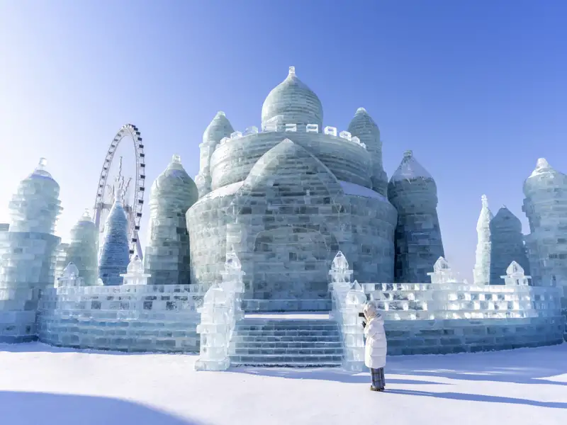 Verschiedenste Kunstewerke aus Eis zu betrachten, auf unserer Studiosus Eventreise nach Harbin, China.