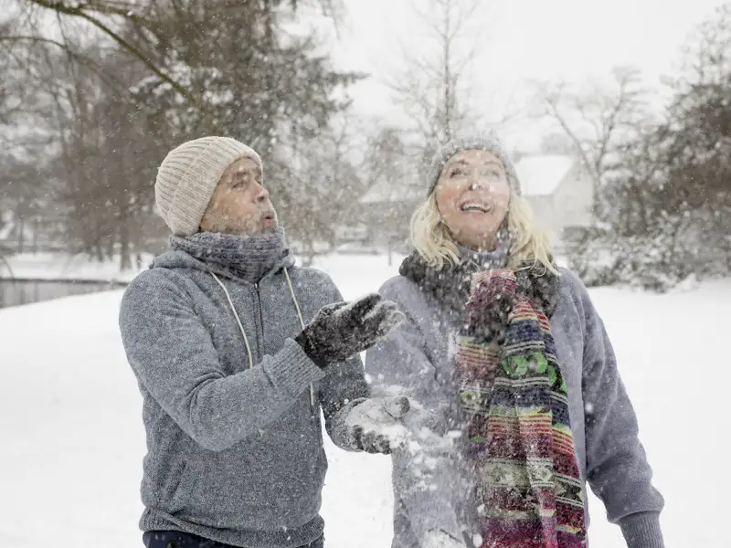 Der Schneefall in der winterlichen Parklandschaft zu genießen, auf unserer Studiosus Eventreise.