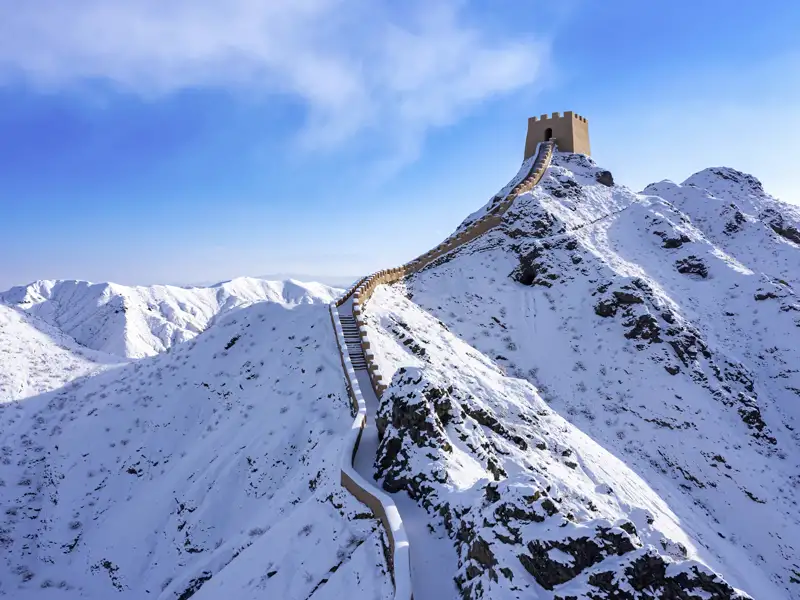 Die Chinesische Mauer in China im Winter zu betrachten auf unserer Studiosus Eventreise