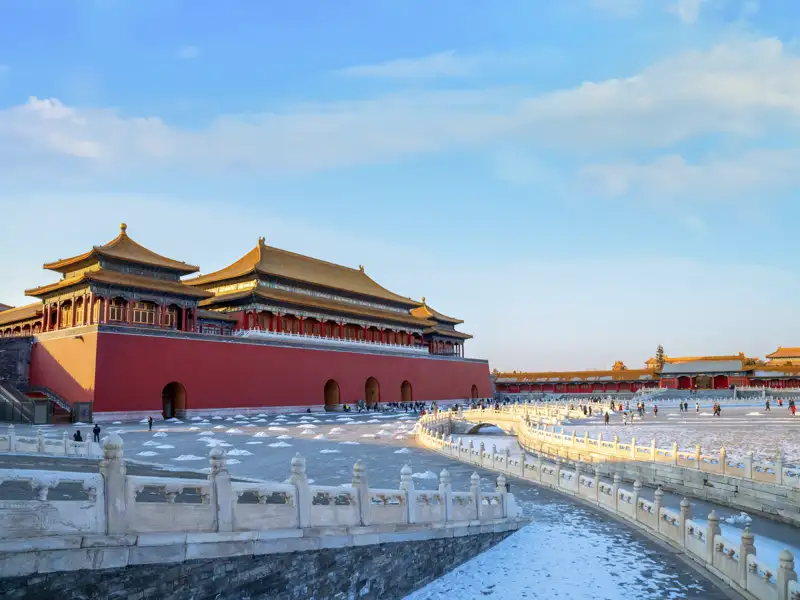 Auf ihrer Studiosus Eventreise werden Sie die Verbotenen Stadt in Beijing im Winter mit den Marmorbrücken des Goldenen Wasserflusses zu sehen bekommen.