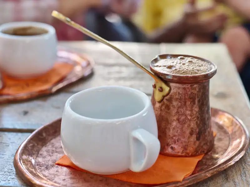 Für einen guten Start in den Tag lockt so manchen der intensive griechische Kaffee.
