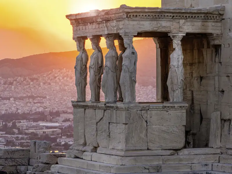 Auf ihrer Studiosus Eventreise werden wir die Möglichkeit haben die berühmten Karyatiden des Erechtheion auf der Akropolis besichtigen zu können.