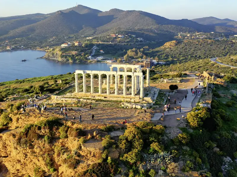 Wir werden mit unserer Studiosus Reisegruppe den antiken Poseidontempel am Kap Sounion an der Küste von Attika erkunden.